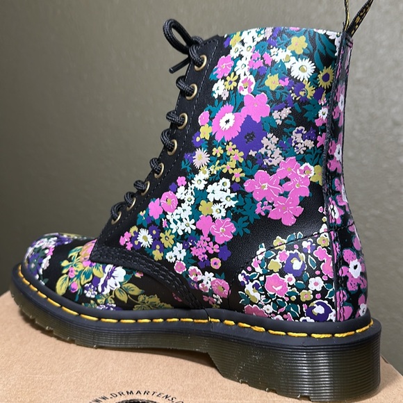 *NWB/NWOT* DR. MARTENS Women's 1460 Pascal - Black+Multi Vintage Floral Backhand - Picture 8 of 15